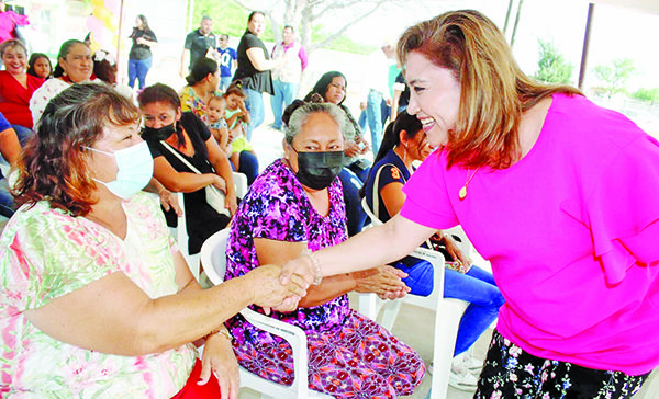 Inicia Alcaldesa gira de festejos a mamá