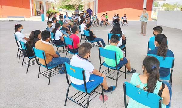 Lleva DIF Castaños terapeutas a niños