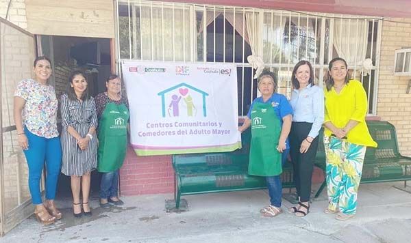 Entrega DIF Municipal apoyo a adultos mayores
