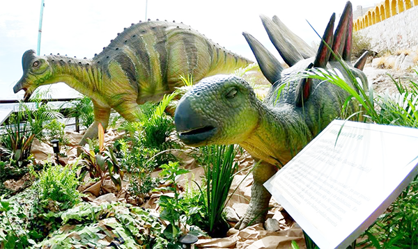 Continúan con exposición de dinosaurios en Puerto Noas