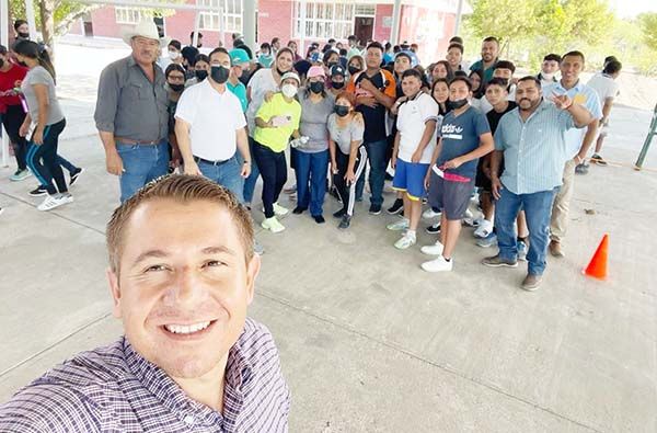 Convive alcalde con jóvenes de ejidos
