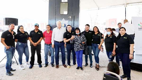 Entrega Fraustro patrulla y caseta en más colonias