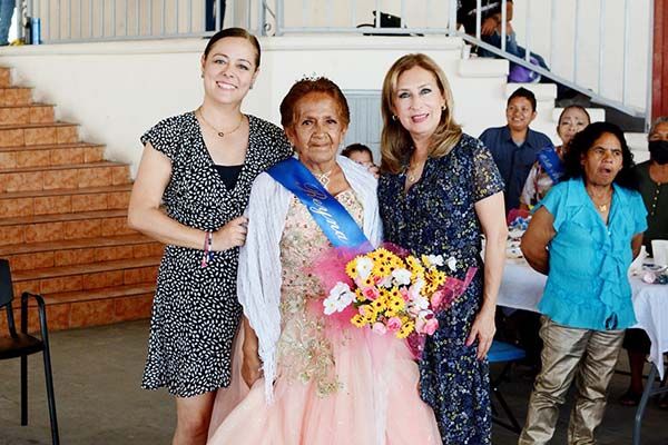 Coronan a reina de Casa Meced