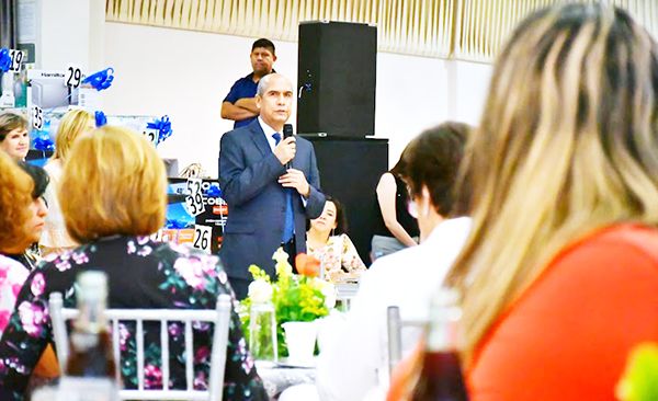 Festeja y reconoce Alcalde a maestros