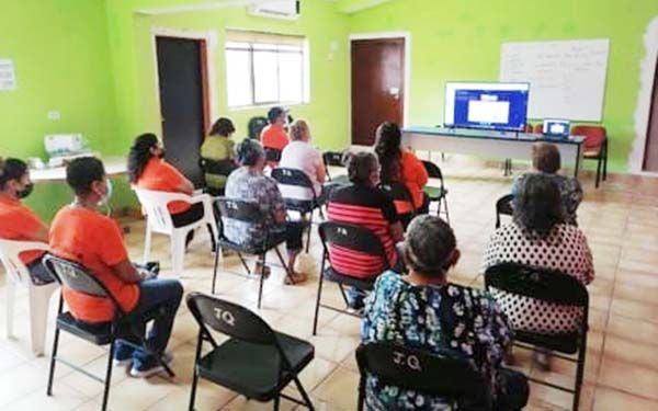 Capacita ICM a adultas mayores de Villa Unión