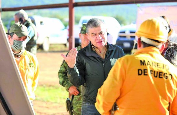 Combaten por aire incendios forestales