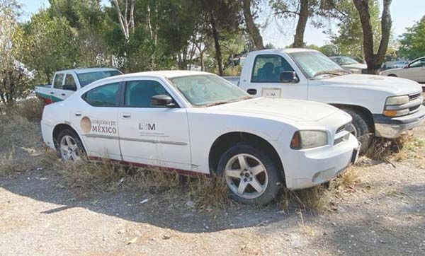 Abandona INM vehículos oficiales