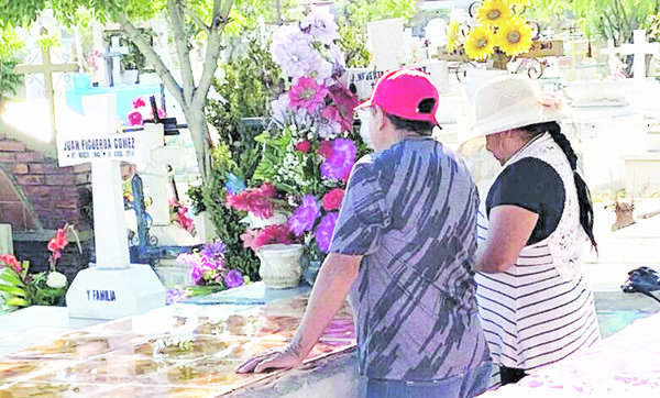 Visitan a las madres en su última morada
