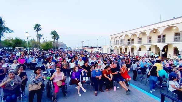 Festejan a madres con la Sonora Santanera