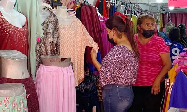 Buscan regalos para mamá en el Centro