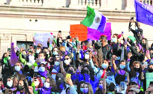 Se unen feministas al “Luto Nacional”