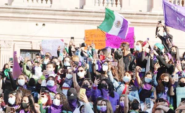 Se unen feministas al “Luto Nacional”