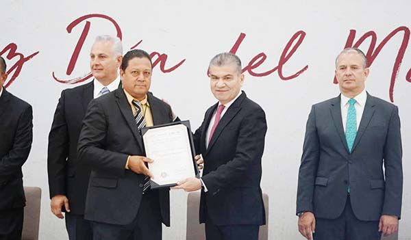 Reconoce Riquelme a maestros de la Laguna