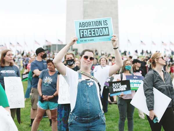 Miles marchan en EU en defensa del derecho al aborto