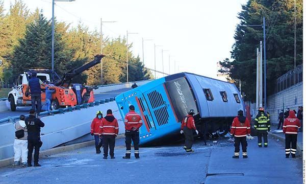 Volcadura de autobús deja 2 muertos en CDMX