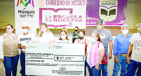 Entrega Tania cheque para obras en escuela