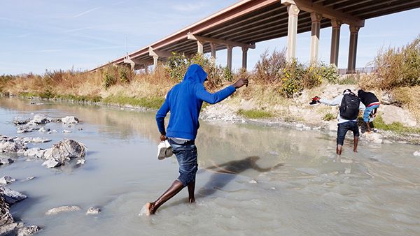 Buscan niña en río; su madre se ahogó