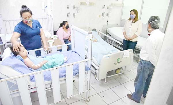 Visita presidenta del DIF a niño operado