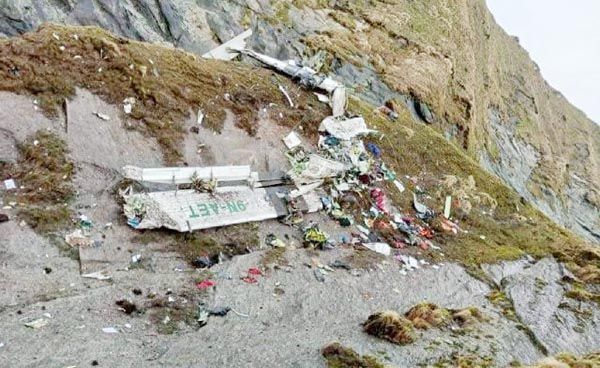 Hallan restos de avión en Nepal