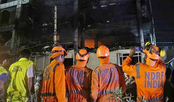 Incendio deja 27 muertos en Nueva Delhi, según servicios de emergencia