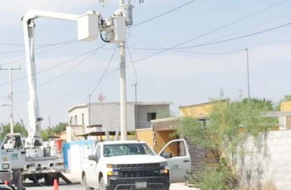 Deja sobrecarga sin luz a vecinos