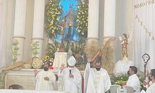 Ora obispo por las lluvias en Arteaga