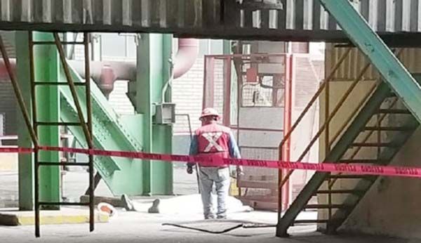 Muere al desplomar elevador en Carbón 1