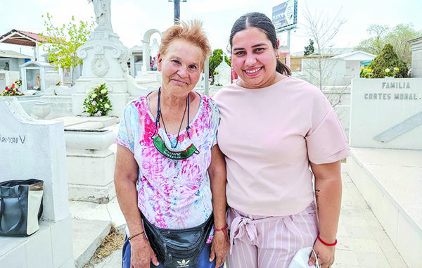 Festejan en panteón el Día de las Madres