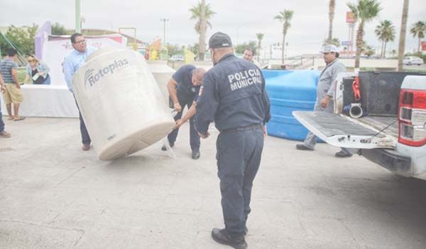 Entrega Piña a familias materiales subsidiados