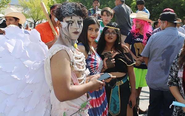 Desfilan estudiantes  y visitan a alcalde