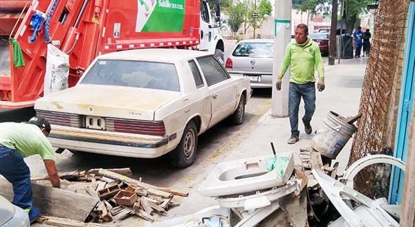 Retiran 17 toneladas de cacharros de viviendas
