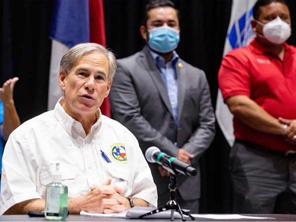 Investigan a gobernador de Texas por desvío de fondos covid a represión migratoria