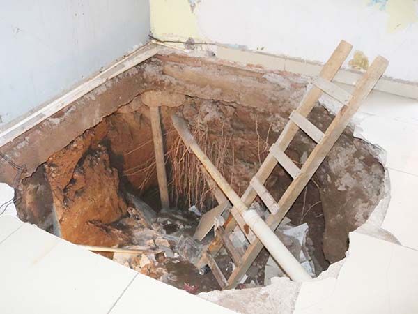 Dormía en su casa; se lo traga ‘narcotúnel’