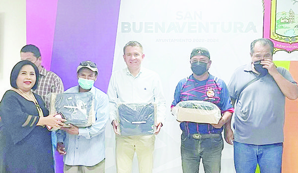 Entrega Alcalde de SB uniformes