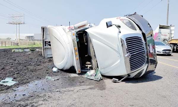 Vuelca tráiler con carbón en la 57