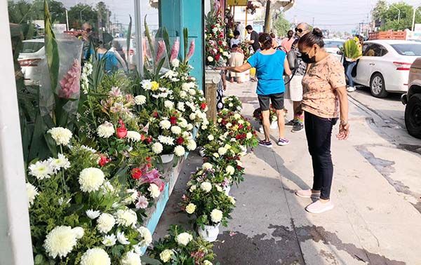 Abarrotan florerías por Día de la Madre
