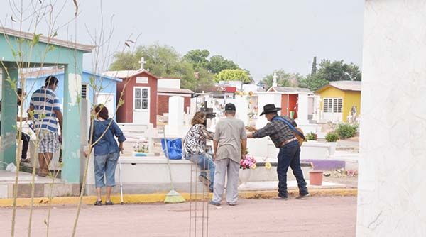 Saturan panteones por Día de Madres