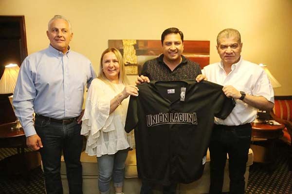 FESTEJA MARS Y ROMÁN CEPEDA A LAS MAMÁS