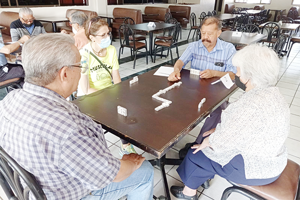 Participan adultos en en ajedrez y dominó