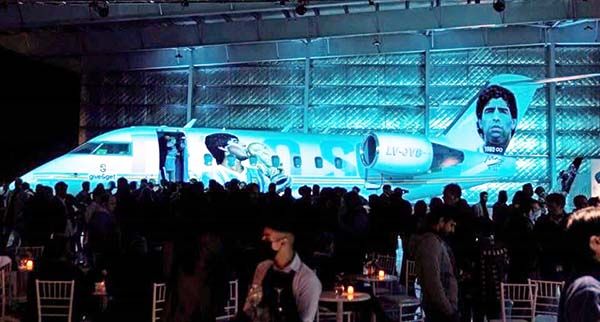 Presentan un avión dedicado a Maradona