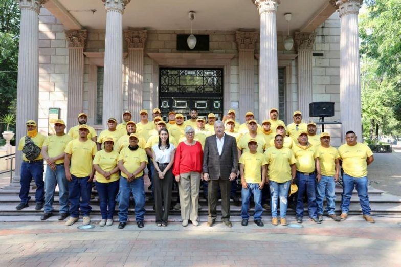 Entrega Chema Fraustro equipo a combatientes de incendios forestales