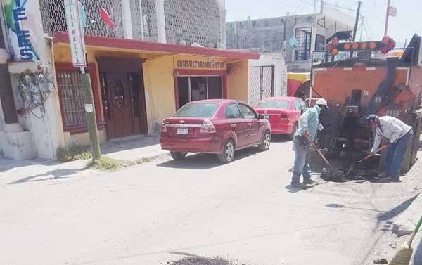 Reparan baches en Castaños