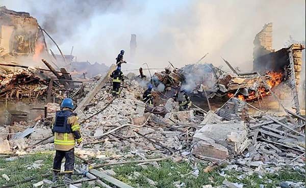 Volodimir Zelensky reporta 60 muertos tras bombardeo en escuela de Ucrania