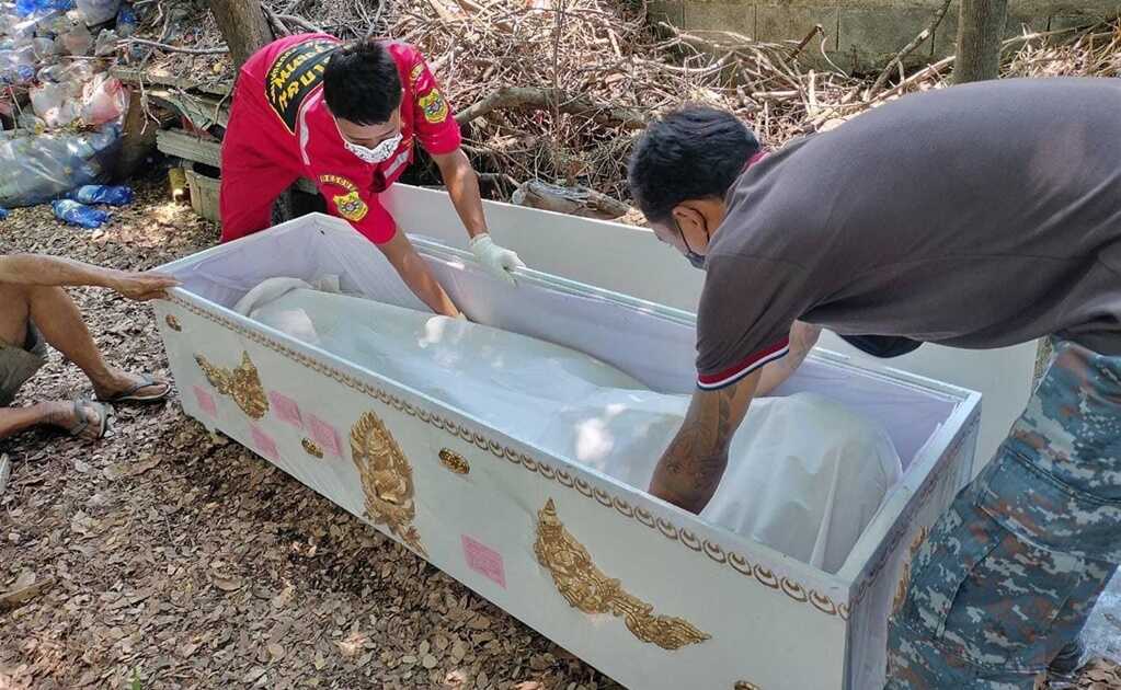 «Todavía te echo de menos», hombre incinera a su esposa tras dormir con su cadáver por 21 años