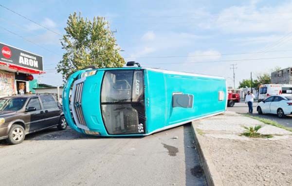 Choca y vuelca camión de transporte de personal