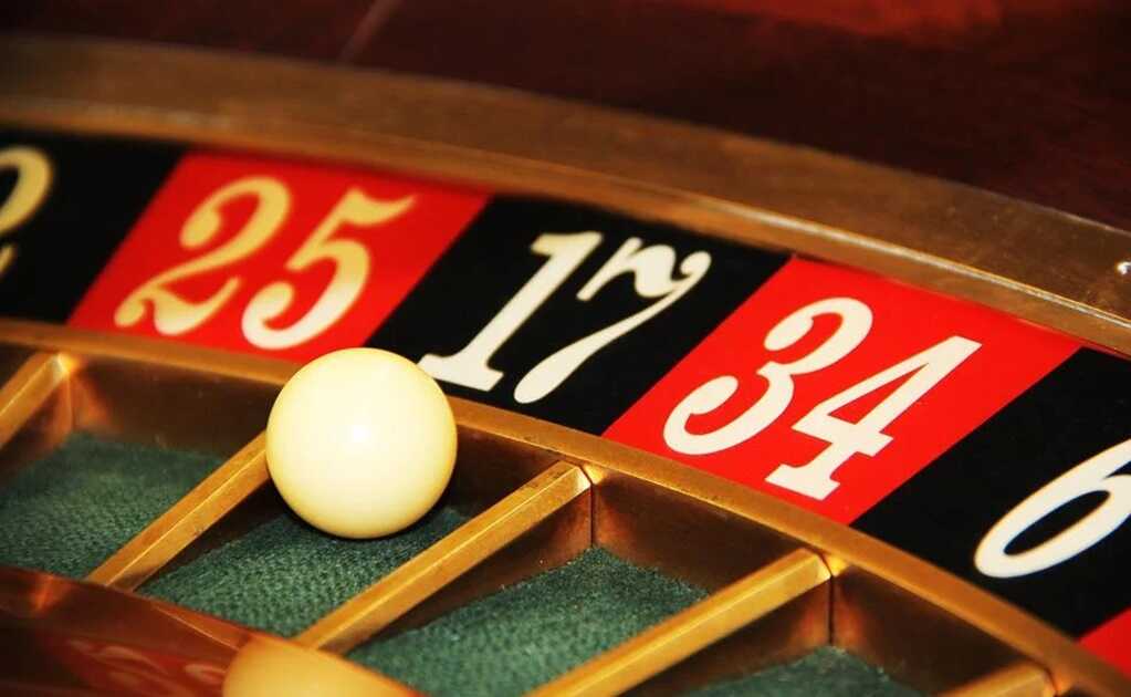 Hombre recibe por error subsidio Covid, lo gasta en casinos y ahora debe devolverlo