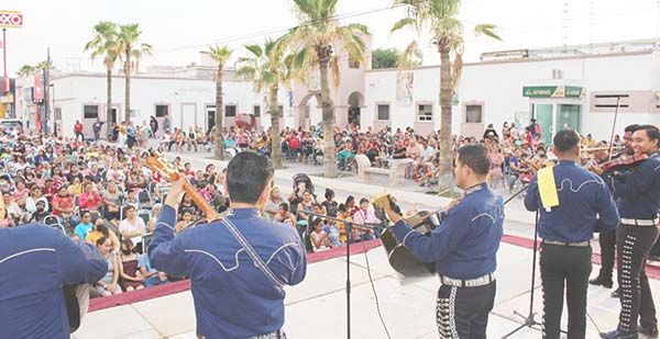 Con fiesta y regalos consienten a mamis