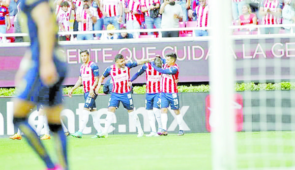 Golea Chivas a Pumas y le niega la Liguilla