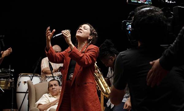 Presenta Lafourcade canción “parrense”