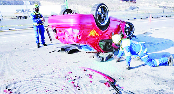 Mueren 2 al impactar compacto contra tráiler